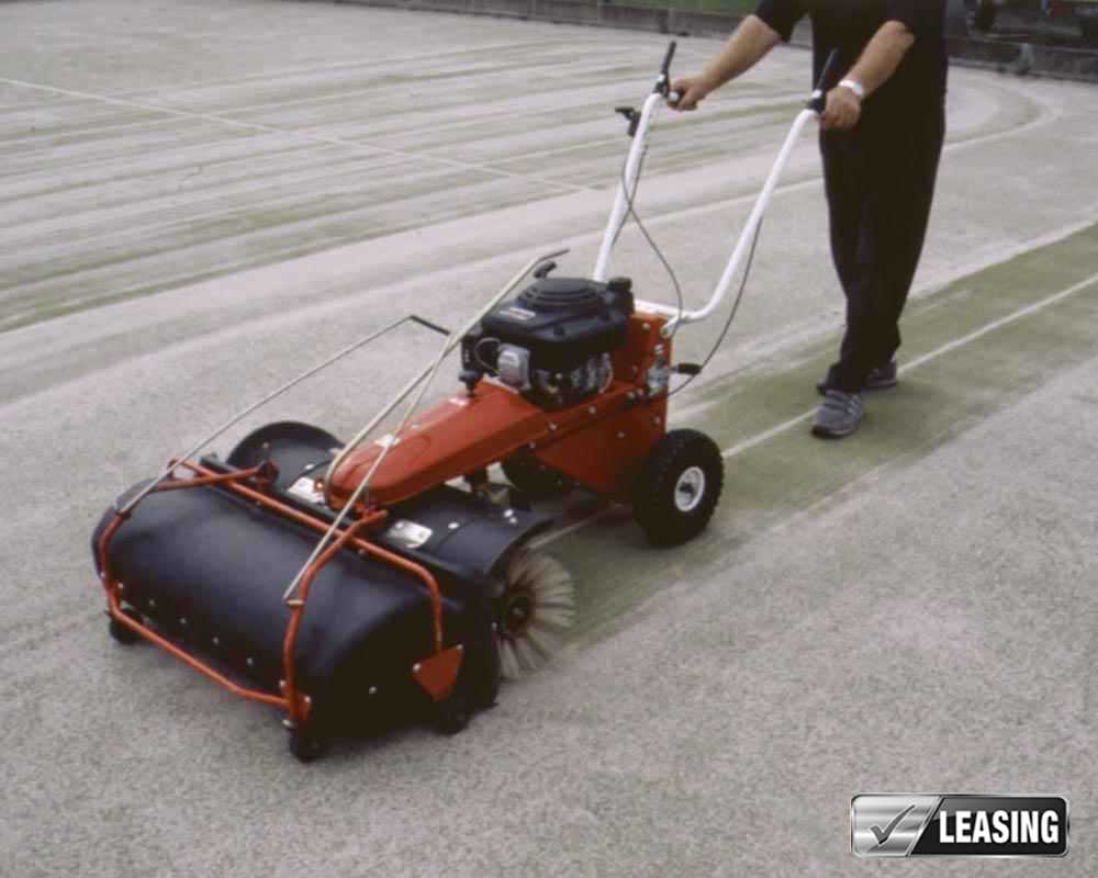 Reinigungs- und Abtragmaschine für Kunstrasen Tennisplatz