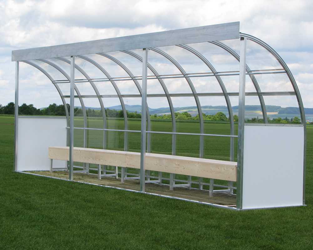 Spielerkabinen + Trainerbänke